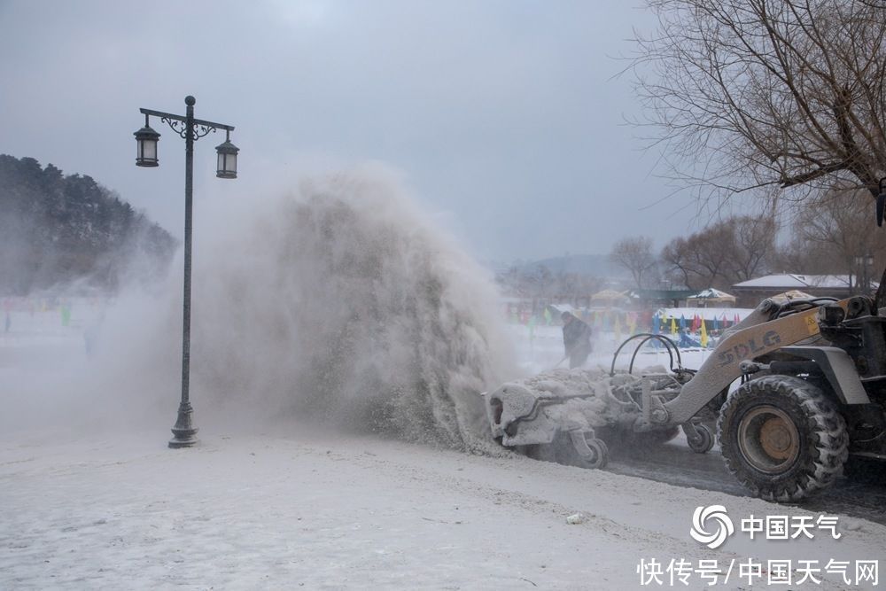 雪浪滚滚 吉林市北山风景区清雪场面壮观