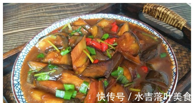 茄子皮|红烧茄子简单好吃的做法，茄子不吸油不变黑，吃起来真香！