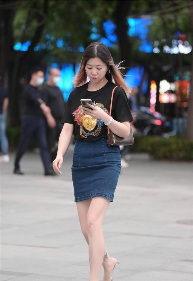 简约|牛仔短裙，夏季清凉穿搭，是很多时尚姑娘喜欢的款式
