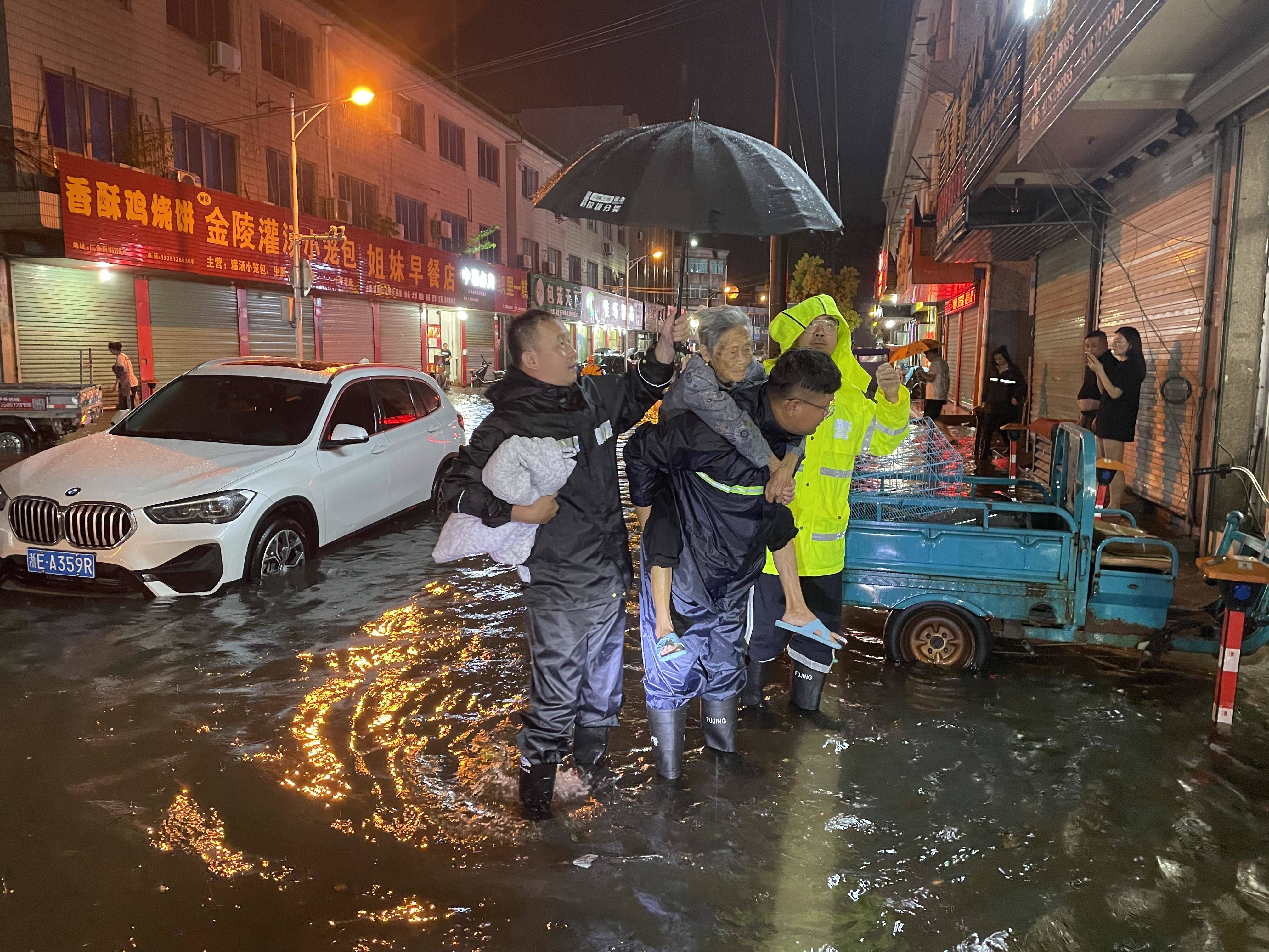 暴雨|请安心！暴雨中，有他们在默默守护！