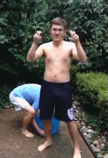 |搞笑GIF趣图:妹子天生力气大,一出场就把小伙子的活都抢了