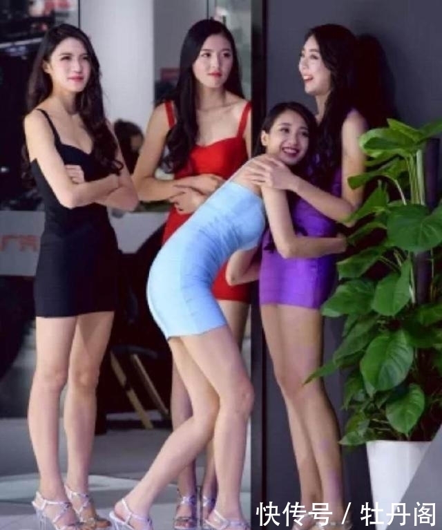 时尚|街拍:时尚美腿的小姐姐,美丽性感,大气简洁看着柔美!