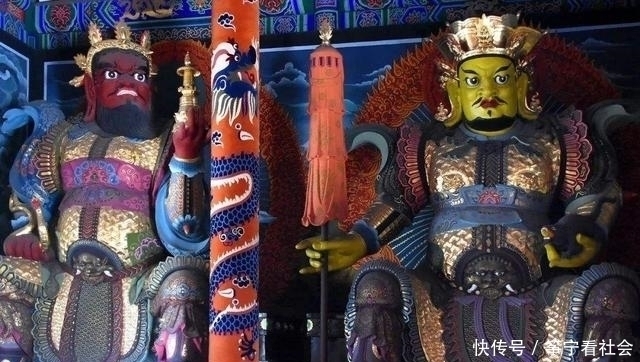 菩萨|为什么进入佛教寺庙大门,一般首先看到的都是弥勒佛和四大天王