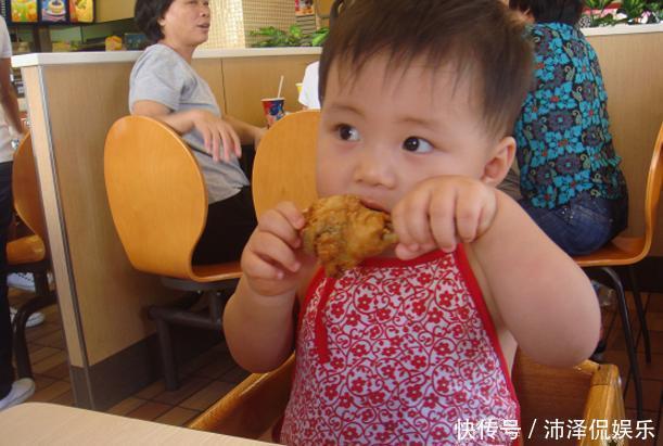 娃错|3岁娃错把502胶当眼药水滴眼睛,医生大赞母亲救了孩子的眼睛