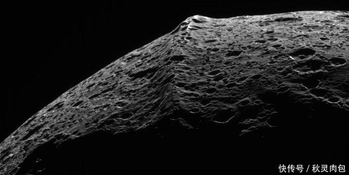 13亿千米外,表面“焊缝”长达1300公里,整颗星球是废弃的飞船?