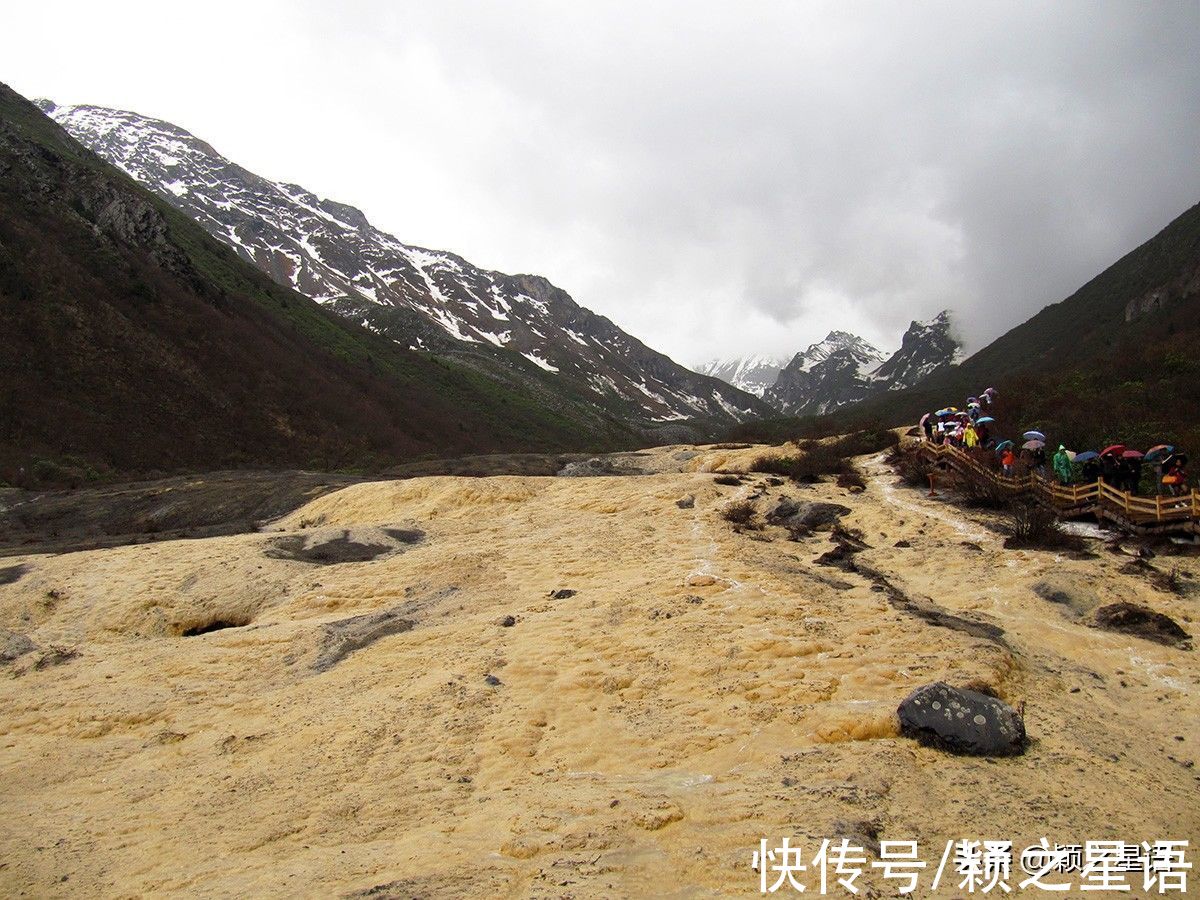 雪宝鼎|五彩池连环，色泽艳丽的水，不能直接饮用