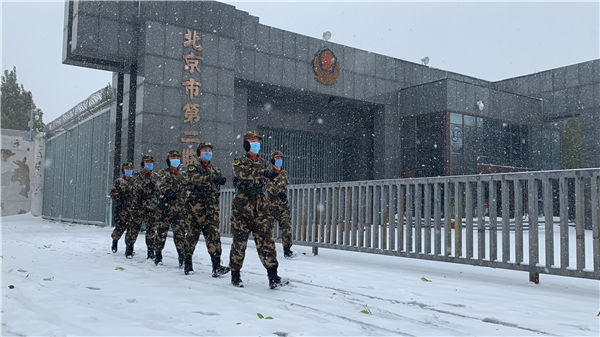 摄影|北京迎初雪 武警官兵雪中坚守保平安