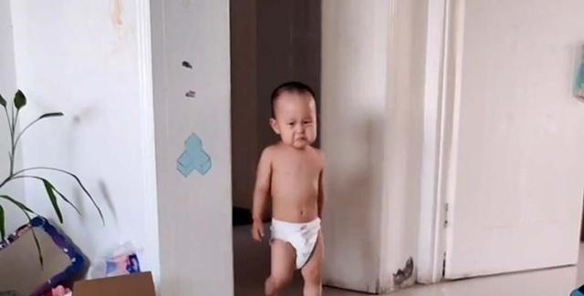 妈妈|萌娃半夜不睡被妈妈赶下床,宝爸幸灾乐祸躺沙发儿子,爸懂你