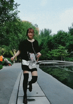 |搞笑GIF:太软了 妹子这腿是假的吧