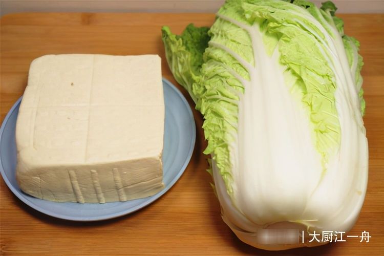 炒白菜时，直接下锅是大错！教你正确做法，白菜爽脆不出水