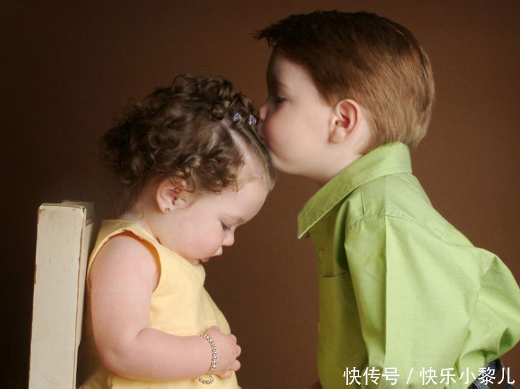 老大|9岁儿子拜托父母“生二胎”,在迎来两个妹妹后,儿子笑出不来了