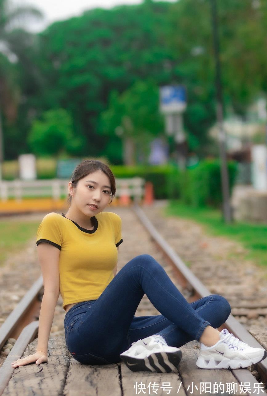 干净利落|牛仔裤上搭黄色的短袖T恤,整体的搭配干净利落,看起来很时髦