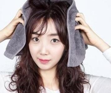 头发洗完，“吹干”还是“自然干”？很多人掉入陷阱，难怪油得快