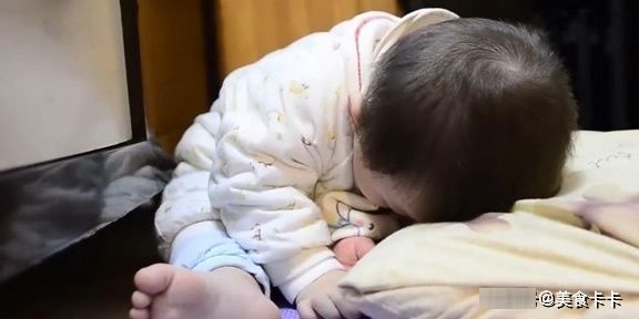 宝爸|1岁萌娃的睡功了得,妈妈叫醒后,被萌娃的反应笑喷了
