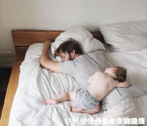 宝宝|爸爸陪娃睡觉,醒后发现娃不见了,吓坏了赶紧找,结果自己都乐了