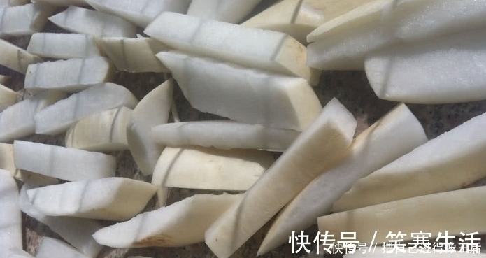 水分|天冷萝卜这么吃，切一切晒一晒拌一拌，香脆入味，比腌萝卜更好吃