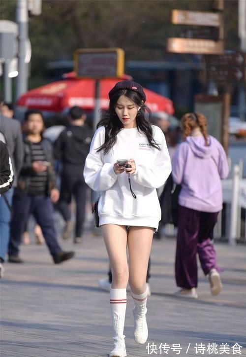 穿搭|清新淡雅的小姐姐,白色卫衣穿搭,满满的少女活力!