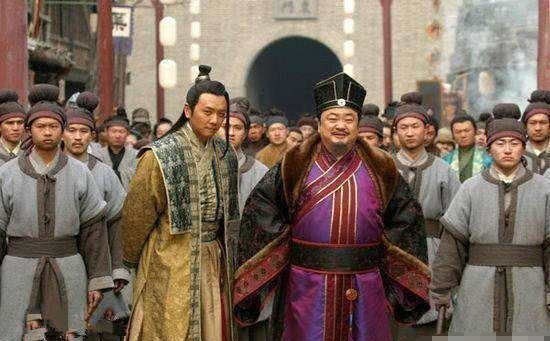 进士|有钱人写对联炫富，穷酸秀才看不惯改了一笔，结果有钱人看后气得吐血！