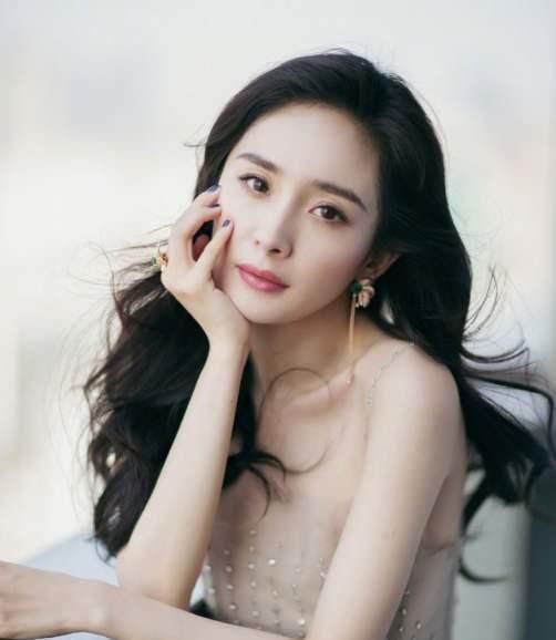 女人们,有这几个臭毛病等于“自降颜值”,脸会松弛,气质也差了