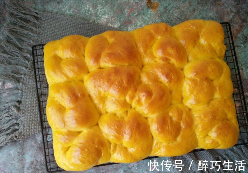 松软|用南瓜做成老面包，组织松软细腻好吃，口感好极了
