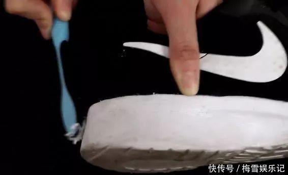 白鞋边脏了别用水擦,教你一招,多脏的鞋子擦完像新的一样