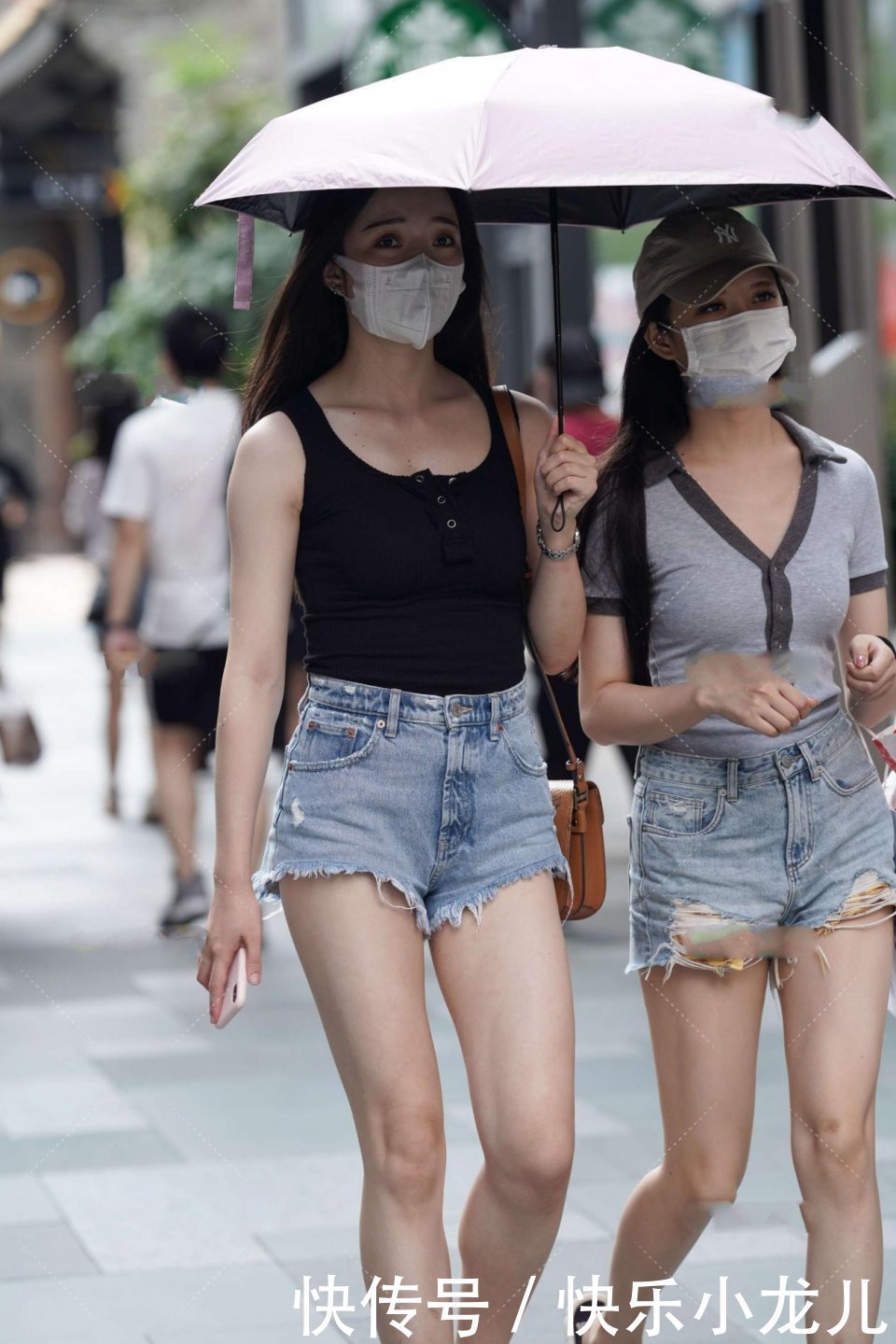 紫外线|黑色的无袖背心搭配牛仔短裤,穿搭特别显腿长,简单又时尚