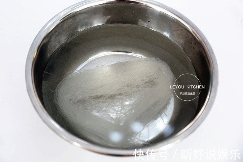 用水煮的一道菜,一滴油没放,鲜美又清爽,连汤都不想剩下