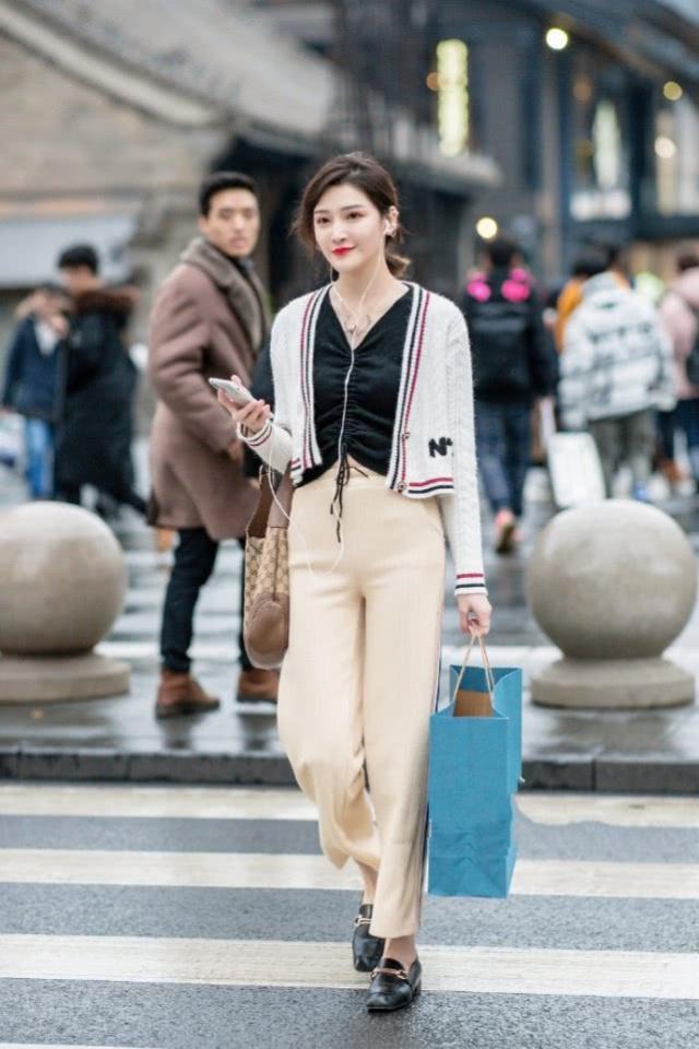 街拍:清新清秀的时尚美女,蓝色的休闲装搭配很显拉风帅气