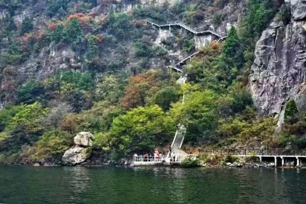 中年|为什么现在的景区在修建大门时,会选择距离景点越来越远?