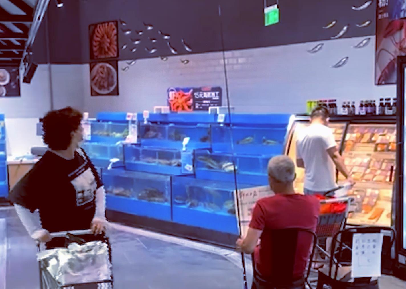 超市|上海一大爷钓鱼上瘾,直接跑到超市生鲜区下竿,女儿:大家都同意