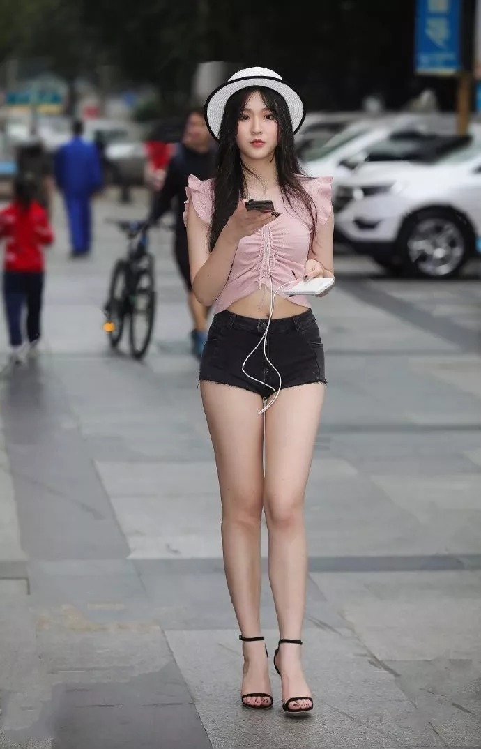 小姐姐|街拍：高跟鞋气质搭配，简约的时尚也可以有气质