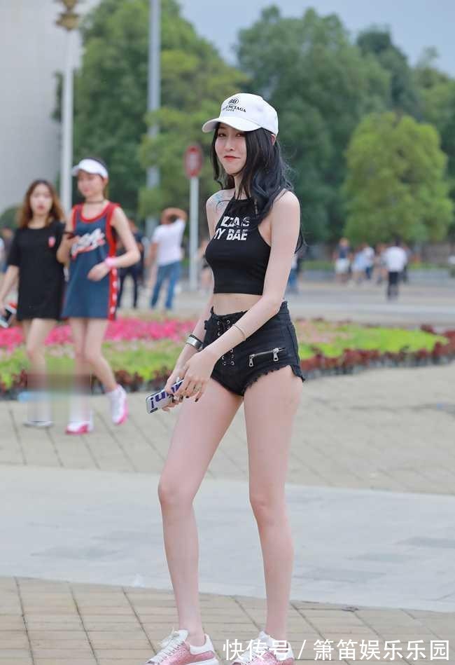 美女|美女穿搭：黑色的背心搭配黑色的牛仔短裤，简约大方，却与众不同
