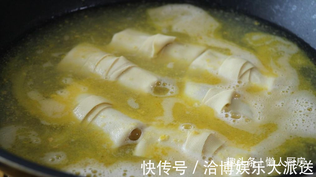 1张百叶,1块猪肉,教你做千张肉卷,配上毛豆和咸蛋黄,连汤喝光