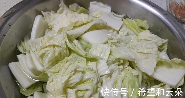 豆腐和这菜是绝配，冬天吃最香，简单一炖，好吃又有营养！