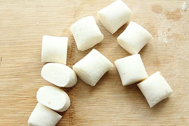 红糖浆|明日秋分，这碱性蔬菜要常吃，去皮煮一煮，淋上红糖浆，软糯香甜