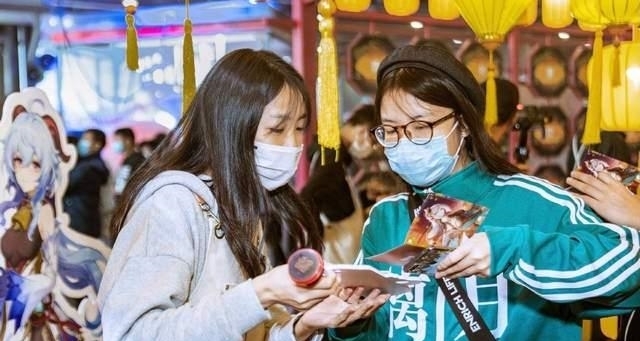 coser|街頭小販也玩起cos?小伙出原神公子賣玩具,直言:賺了不少