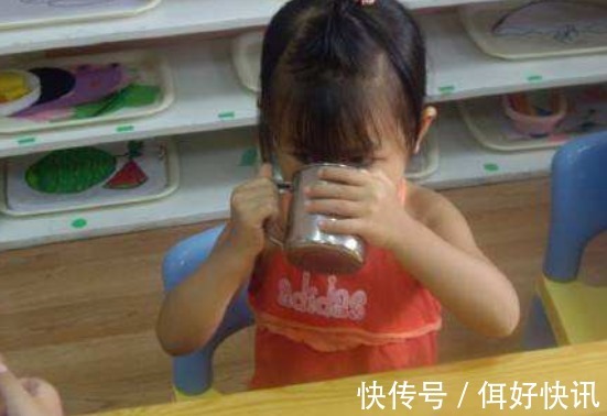 积食|4岁女孩“喝水”进了医院，医生3个时间段别给娃喝水，易积食