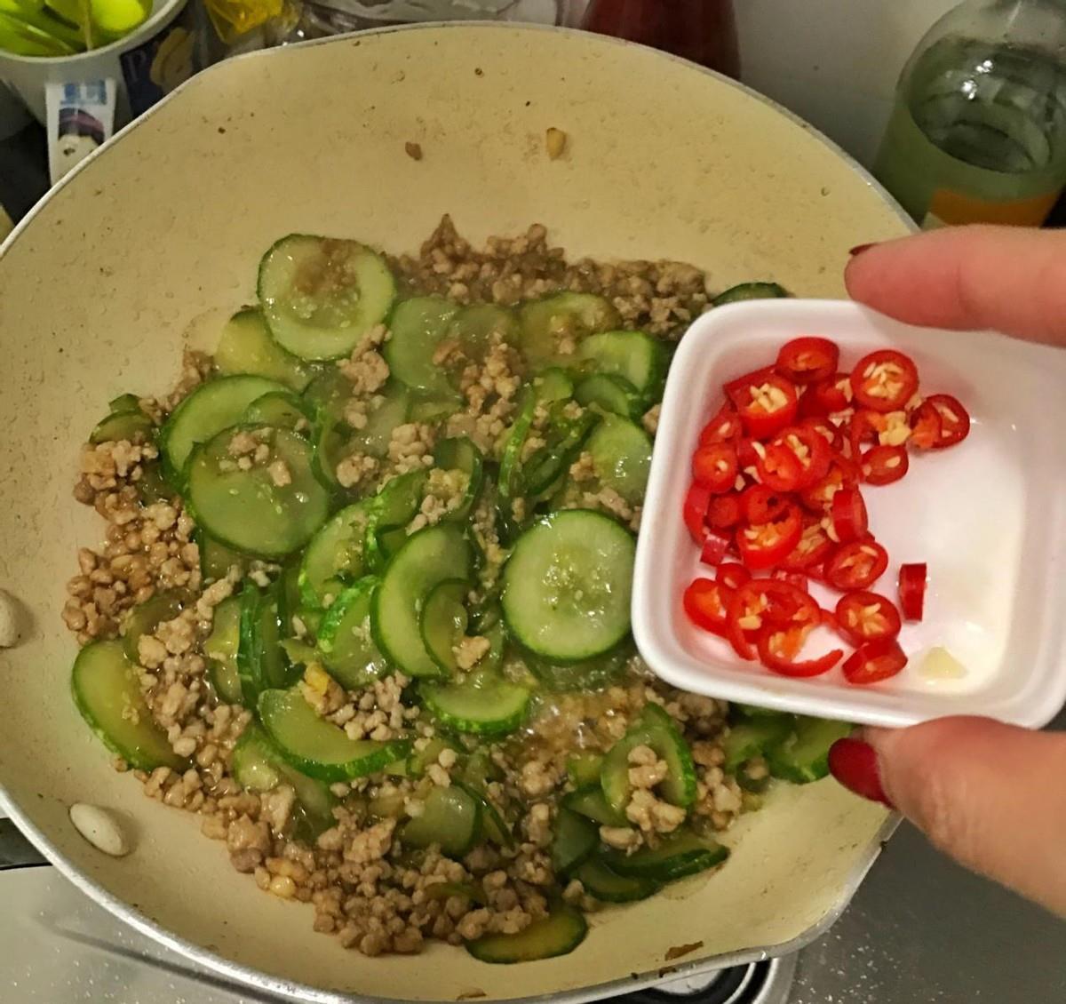 小米辣|黄瓜别再凉拌了，学会了这道黄瓜炒肉馅，简单味道好