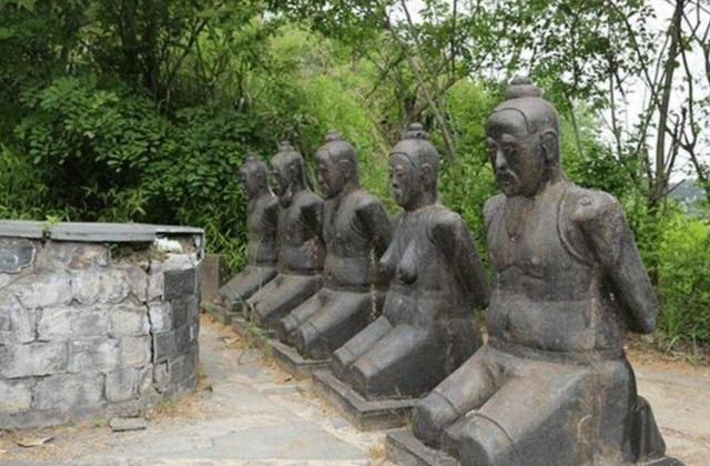 张俊|岳飞墓前原本跪着5个罪人，如今只有4个，是谁不用跪了？