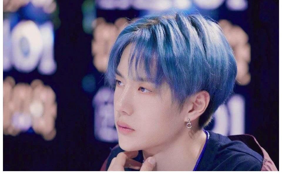 王一博|乐华演唱会倒计时,王一博亮相红毯,粉丝应援大屏成亮点