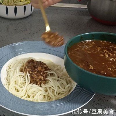 m2勺豆瓣酱撑起的主食，一家三口吃不够