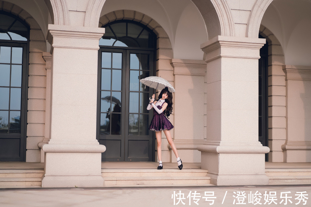 坂凛|FGO伊什塔尔COS,身穿紫色小礼服侧坐喷泉边,这个真不是远坂凛