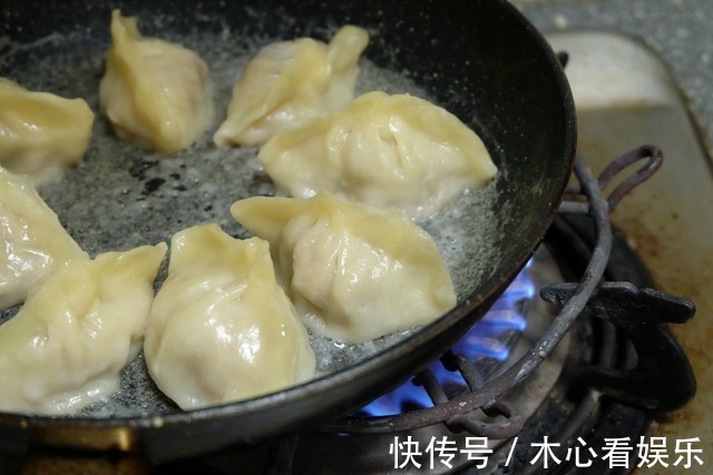 饺子别再煮了,试试这个做法,面粉水比例调配好,冰花又焦又脆!