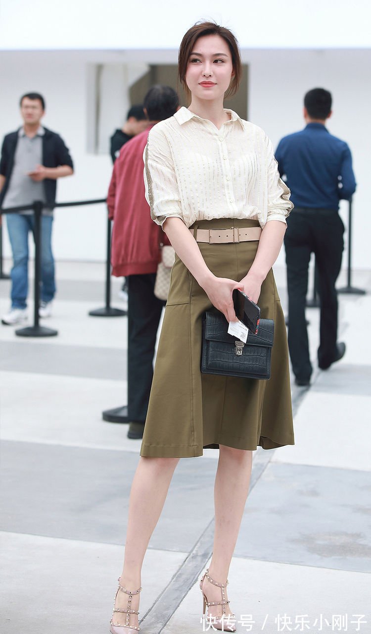 优雅|初秋衬衫配半身裙,穿出了温婉大气,美的优雅时尚又显干练