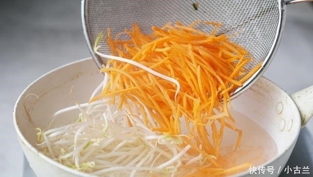 酱料|夏天就馋这碗面,麻辣鲜香,吃起来好过瘾,原来加了这味酱料