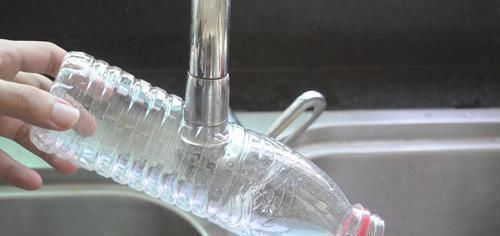洗碗池里放一个塑料瓶，真是厉害了，一年能省不少钱，都学学吧