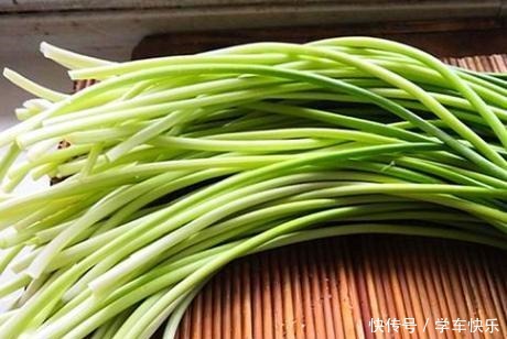 腌蒜苔别直接放酱油,多加1个步骤,蒜苔清脆入味,好吃还下饭