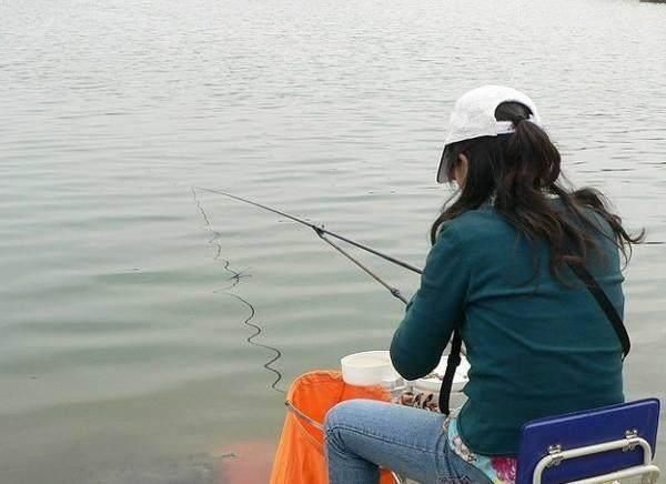 杂鱼|高手钓鱼教你野钓时,如何应付小杂鱼的用饵技巧,你学会了