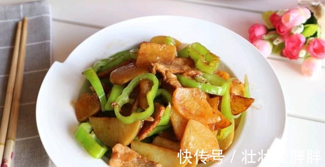 土豆|秋季,土豆别再凉拌了,试试这样炒着吃,荤素搭配,开胃易消化!