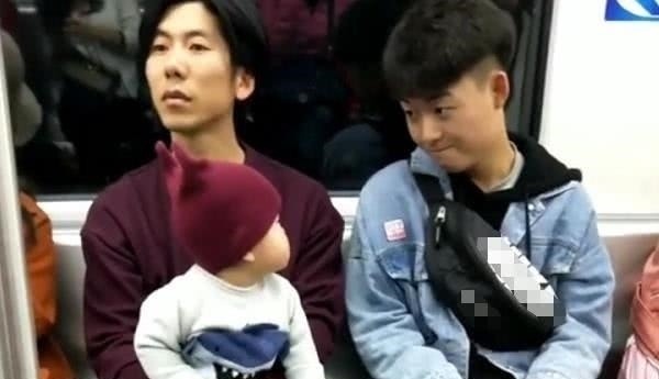 宝妈|“痴情宝宝”地铁上撩小哥哥火了,奶爸:看啥呢?爹在这呢!